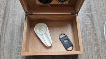 Kleine humidor met toebehoren beschikbaar voor biedingen
