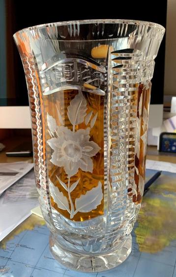 kristalen vaas beschikbaar voor biedingen