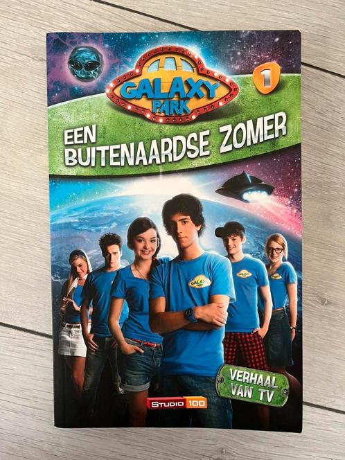 Een buitenaardse zomer - Galaxy Park - Studio 100, Boeken, Kinderboeken | Jeugd | onder 10 jaar, Zo goed als nieuw, Ophalen of Verzenden