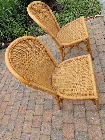 2 houten  stoelen te koop 