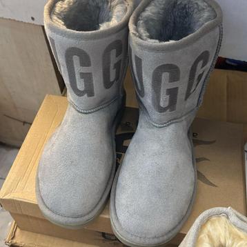 UGG Dames Laarzen & Schoenen – Maat 38 & 39 – €60 beschikbaar voor biedingen