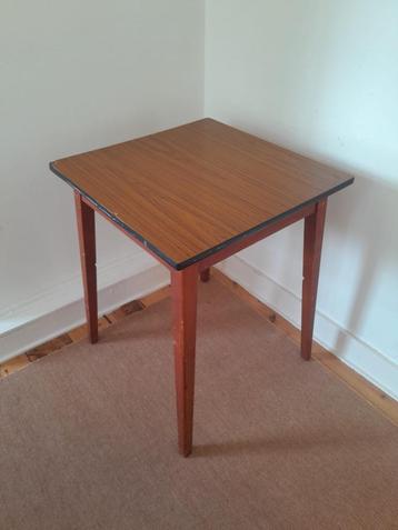 Table en bois et stratifié – Design simple et fonctionnel, Maison & Meubles, Tables | Tables à manger, Trois personnes, Enlèvement ou Envoi