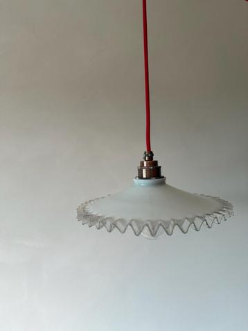 Originele Franse vintage hanglamp uit opalineglas beschikbaar voor biedingen