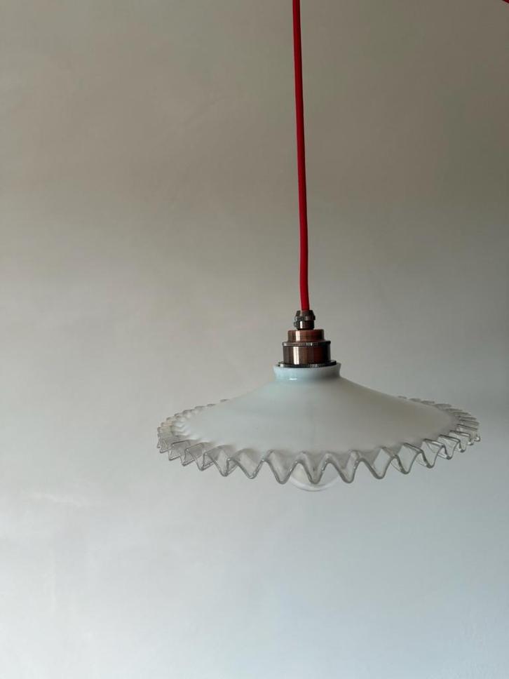 Originele Franse vintage hanglamp uit opalineglas, Antiek en Kunst, Antiek | Verlichting, Ophalen of Verzenden