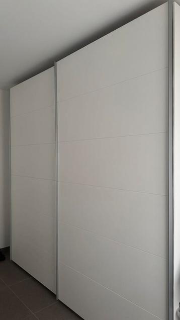 Witte schuifdeurkast beschikbaar voor biedingen