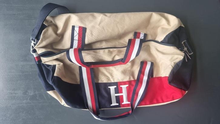 Nieuwe Tommy Hilfiger weekendtas / sporttas, Handtassen en Accessoires, Tassen | Reistassen en Weekendtassen, Nieuw, Beige, Ophalen