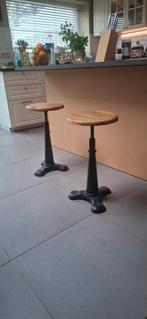 Twee gietijzeren barkrukken met houten zitvlak, Ophalen, In hoogte verstelbaar