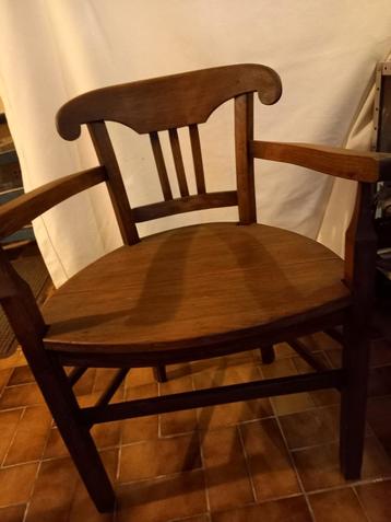Mooie en originele houten fauteuil beschikbaar voor biedingen
