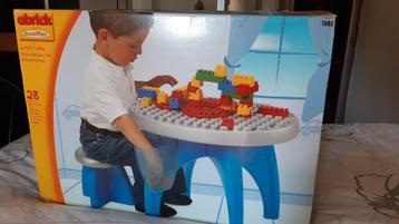 Speeltafel met legoblokken beschikbaar voor biedingen