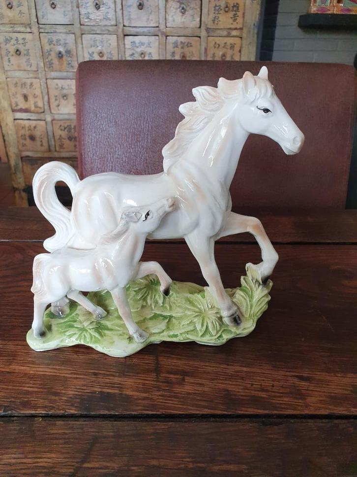 Keramisch beeldje van merrie met veulen ca 1950-1970, Antiek en Kunst, Curiosa en Brocante, Ophalen of Verzenden