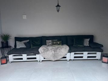 Tuinlounge met europaletten beschikbaar voor biedingen