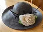 Zwarte hoed met bloemornament, Vêtements | Femmes, Chapeaux & Casquettes, Enlèvement ou Envoi, Chapeau, Onbekend, Porté