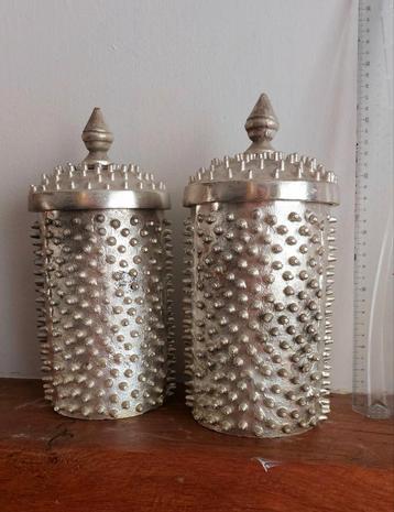 2 design metalen potten beschikbaar voor biedingen