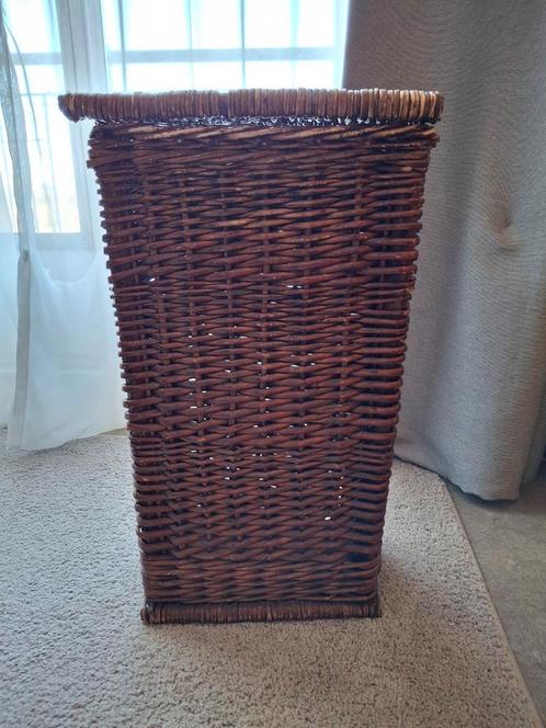 Rieten mand met vast deksel, Huis en Inrichting, Woonaccessoires | Schalen en Manden, Gebruikt, Mand, Ophalen