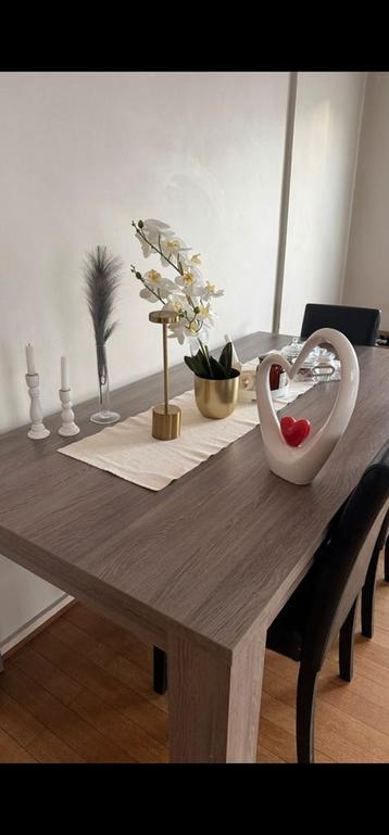 Table à manger complète avec 4 chaises et décorations à vend beschikbaar voor biedingen