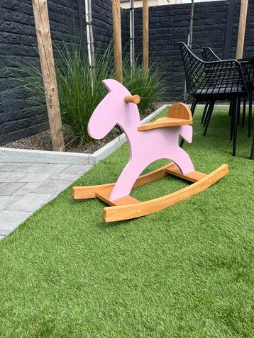 Hobbelpaard beschikbaar voor biedingen