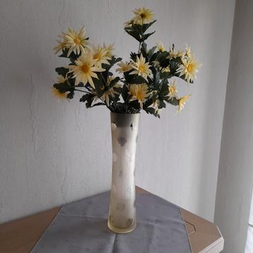 Hoge vaas met kunstbloemen. 