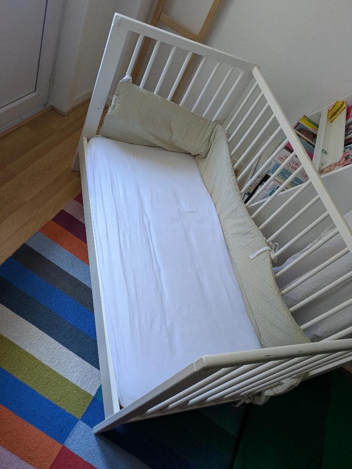 wit kinderbedje ikea, Kinderen en Baby's, Kinderkamer | Bedden, Gebruikt, Minder dan 140 cm, Minder dan 70 cm, Lattenbodem, Matras