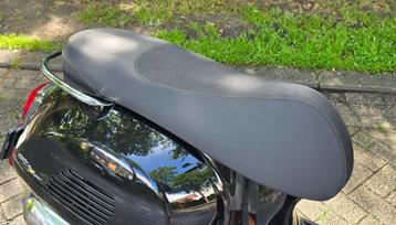 Zwart origneel zadel Vespa GTS Supertech. beschikbaar voor biedingen