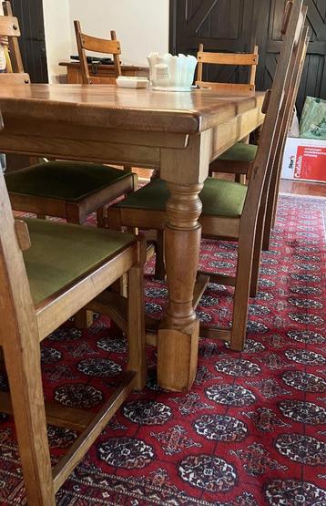 Klassieke houten Eettafel beschikbaar voor biedingen