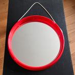 Ronde vintage spiegel in hoge kader van rood plastiek, Antiek en Kunst, Ophalen of Verzenden