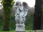 Zittende Engel op Bol - Volledig Steen - Engelsculptuur, Tuin en Terras, Ophalen of Verzenden, Steen, Engelenbeeld