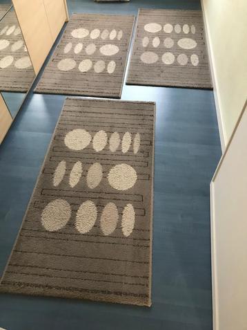 3 identieke tapijten  beschikbaar voor biedingen