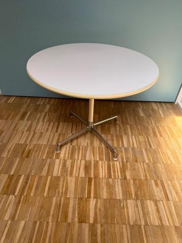 Herman Miller segmented table Eames  beschikbaar voor biedingen