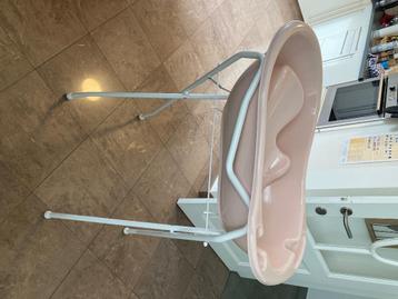 Baby bad met stand beschikbaar voor biedingen