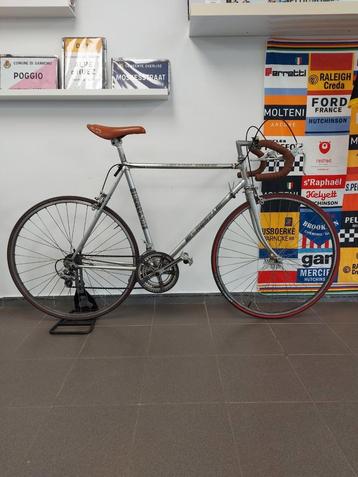 Retro koersfiets beschikbaar voor biedingen