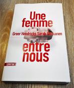 Roman (thriller) Une femme entre nous, Ophalen of Verzenden, Zo goed als nieuw