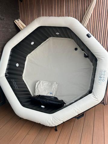Intex pure spa deluxe 6 personen, in goede staat. Geen wifi beschikbaar voor biedingen