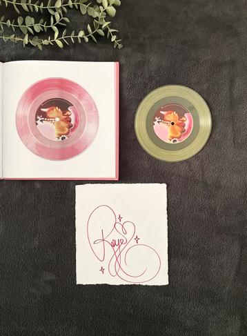 Signed Genesis vinylbook Raye 7’’ Green vinyl beschikbaar voor biedingen