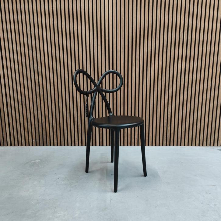 Qeebo-Black ribbon chair, Antiek en Kunst, Antiek | Meubels | Stoelen en Sofa's, Ophalen of Verzenden