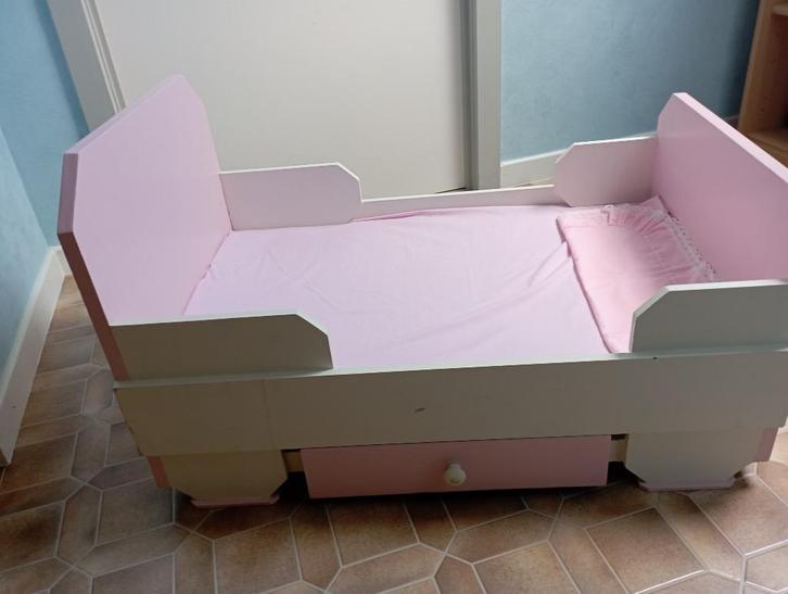 NIEUW : Een mooi zelfgemaakt stevig poppenbedje !, Kinderen en Baby's, Speelgoed | Poppen, Nieuw, Ophalen