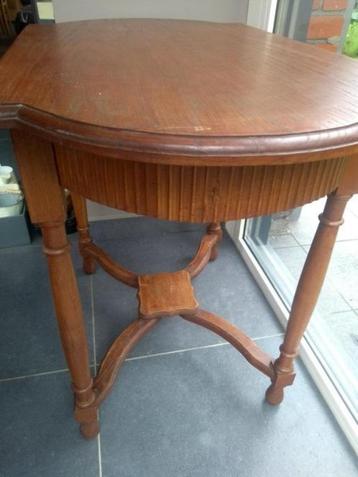 antiek tafeltje/Vlaams beschikbaar voor biedingen