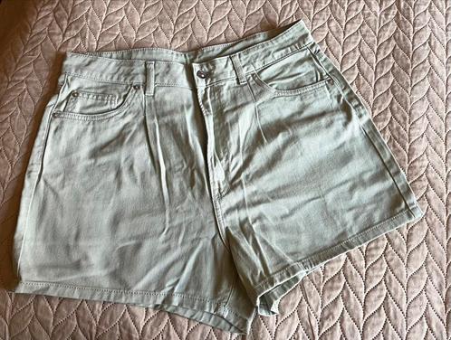 Nieuw - H&M - Kaki Short - Mt: 44, Kleding | Dames, Broeken en Pantalons, Nieuw, Maat 42/44 (L), Groen, Kort, Ophalen of Verzenden