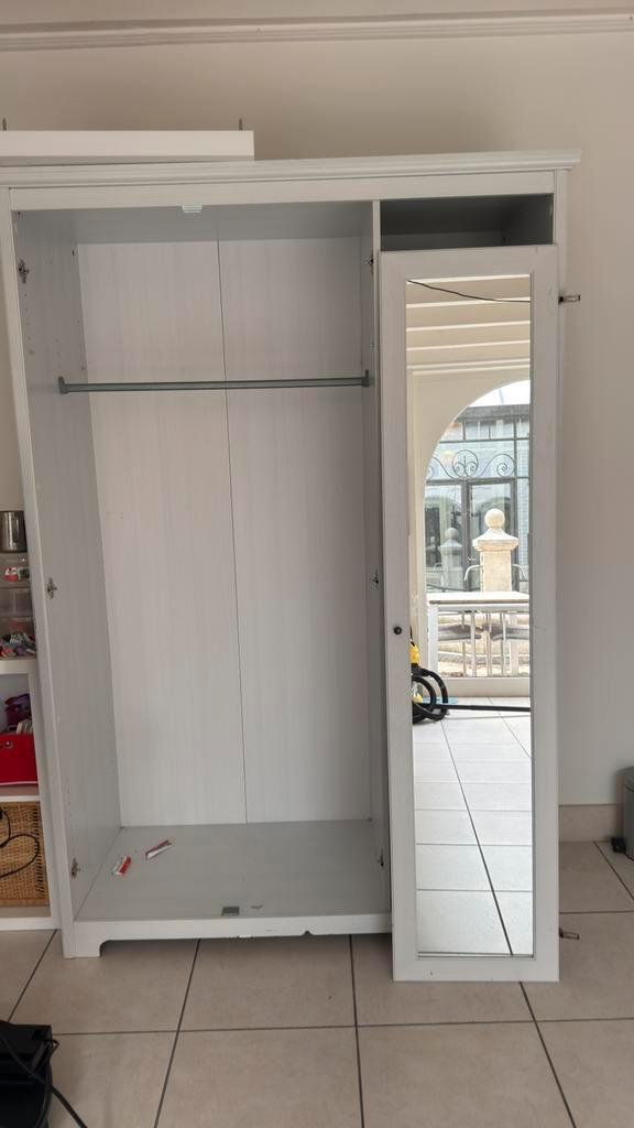 Gratis IKEA kledingkast – linker deuren ontbreken, Huis en Inrichting, Kasten | Kleerkasten, Gebruikt, 150 tot 200 cm, 100 tot 150 cm