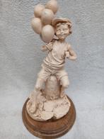 Stenen beeld ballonnen jongen, Antiquités & Art, Art | Sculptures & Bois, Enlèvement ou Envoi