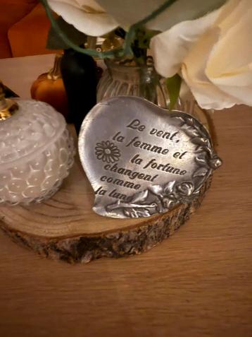 Tinnen decoratie beschikbaar voor biedingen