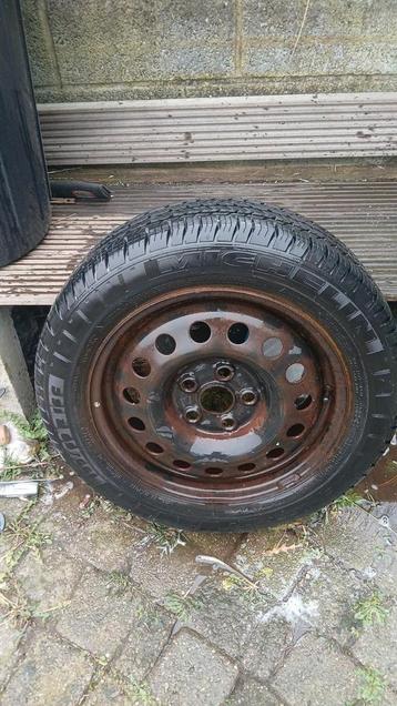 Auto banden beschikbaar voor biedingen