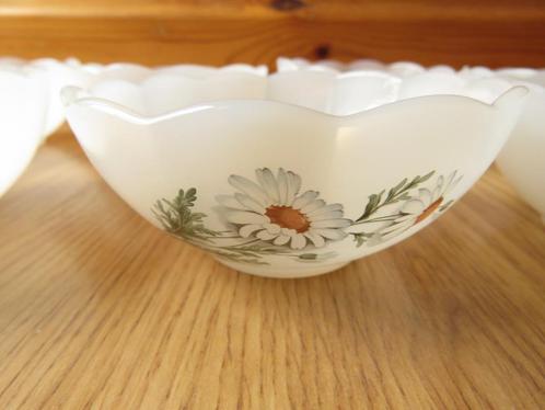 vintage arcopal 7 petits bols saladier motifs marguerittes, Huis en Inrichting, Keuken | Servies, Zo goed als nieuw, Kom(men)
