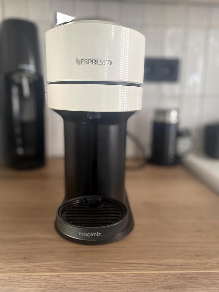 Vertuo Nespresso-apparaat, Elektronische apparatuur, Koffiezetapparaten, Zo goed als nieuw, Koffiepads en cups, Espresso apparaat