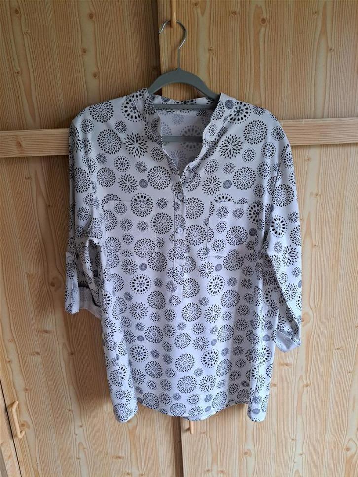 Blouse wit met zwarte print maat 42, Kleding | Dames, Blouses en Tunieken, Zo goed als nieuw, Maat 42/44 (L), Wit, Ophalen of Verzenden