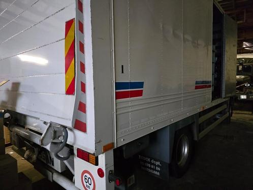 Nissan vrachtwagen met meubelbak en laadklep, Auto's, Vrachtwagens, Particulier, Overige merken, Diesel, 4 deurs, Handgeschakeld