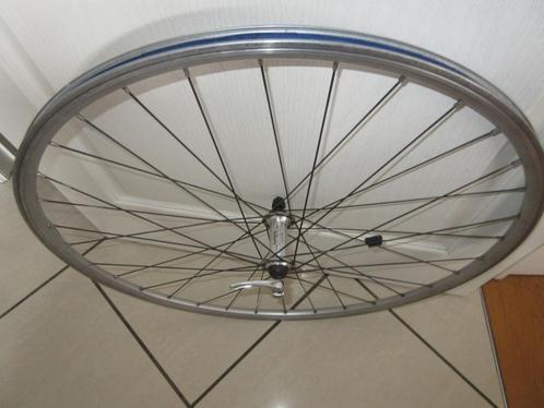 Voorwiel 28X 1 3/8X 1 5/8 met snelsluiting zeer goede staat, Fietsen en Brommers, Fietsonderdelen, Gebruikt, Racefiets, Wiel, Ophalen