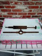 grote ijzersnijhouder om draad te trekken + oude vetpomp 5€, Enlèvement