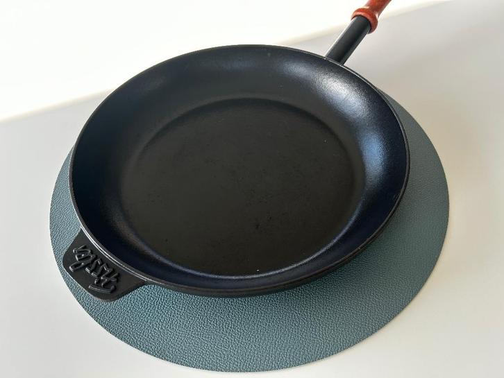 Fissler Gietijzeren pan 28cm, Huis en Inrichting, Keuken | Potten en Pannen, Zo goed als nieuw, Gietijzer, Inductieplaat, Keramische plaat