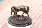 merrie en haar veulen in brons gesigneerd, PJ MENE, Ophalen, Brons