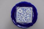 2x bord blauw indigo met wit crème kantwerk lace décor, Antiquités & Art, Antiquités | Céramique & Poterie, Envoi